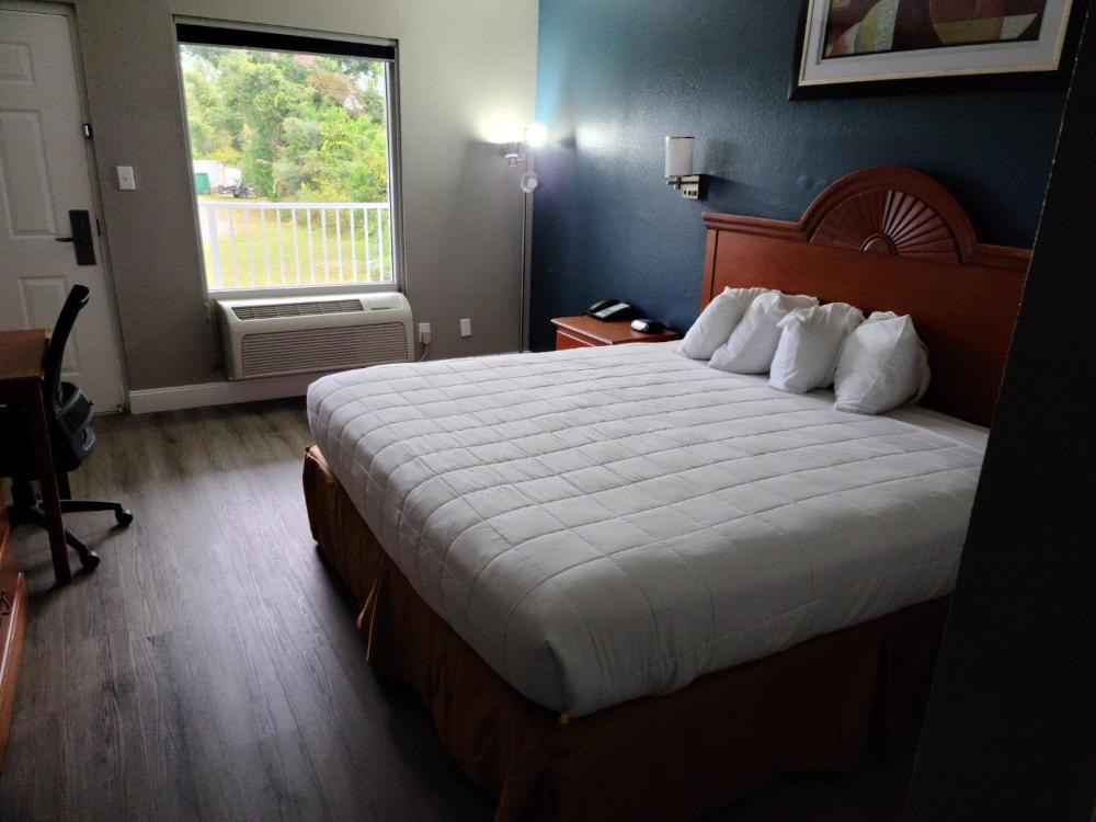 King Room - Non-Smoking interior