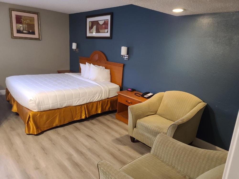 Deluxe Queen Room - Mobility Access/Non-Smoking interior